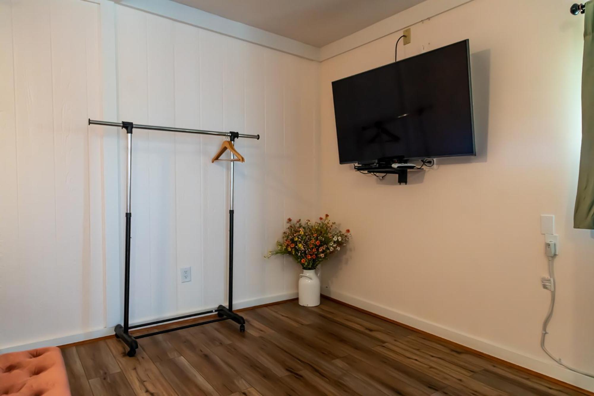 Sagebrush Inn Tombstone Rom bilde A garment rack