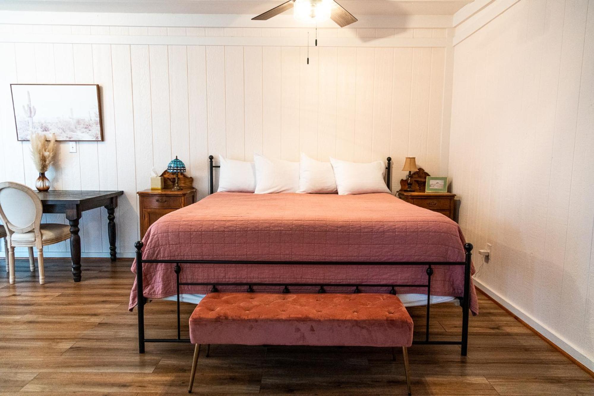 Sagebrush Inn Tombstone Rom bilde A bedroom at the Inn at the Opera