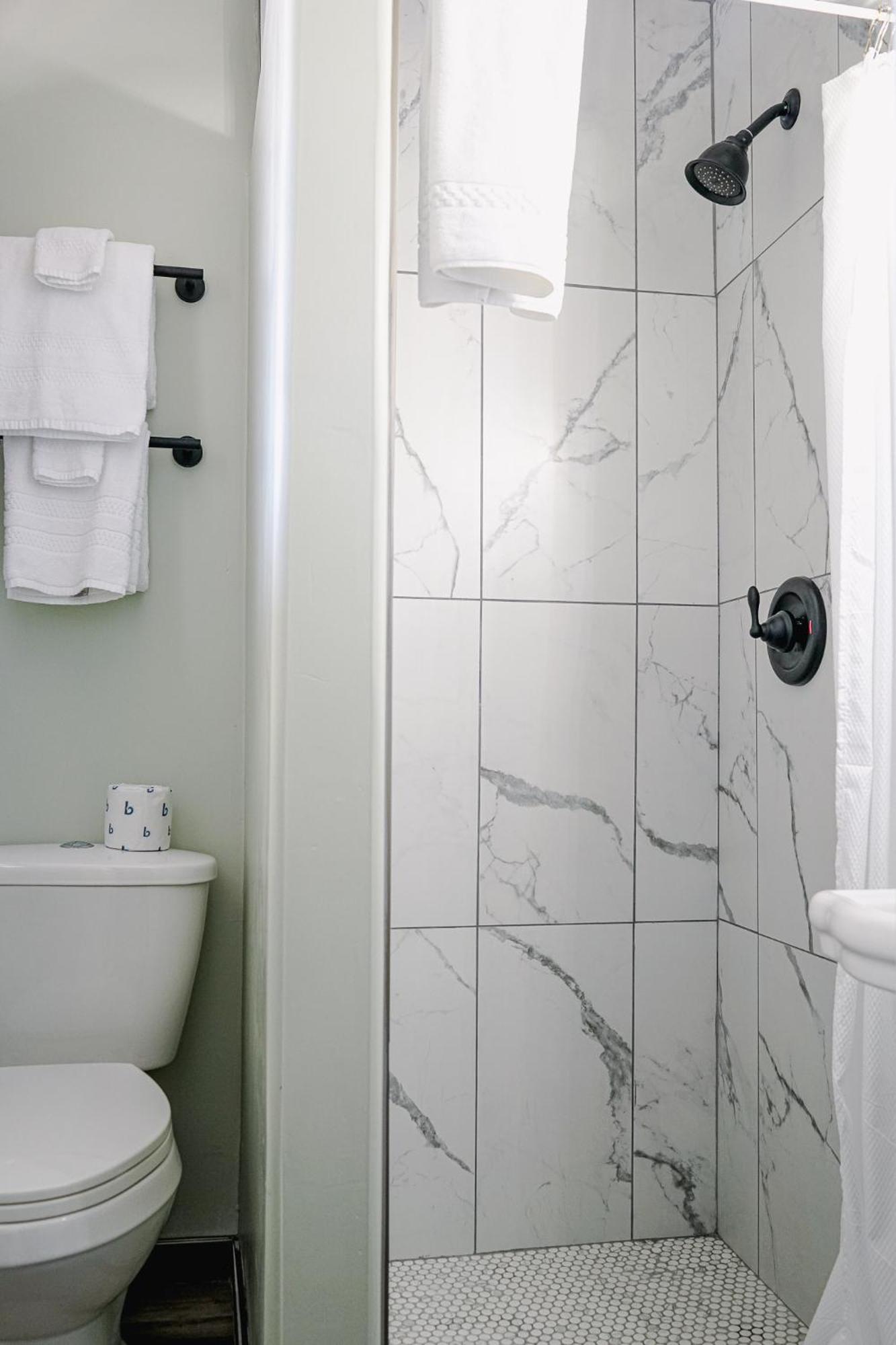 Sagebrush Inn Tombstone Rom bilde A shower with a shower door
