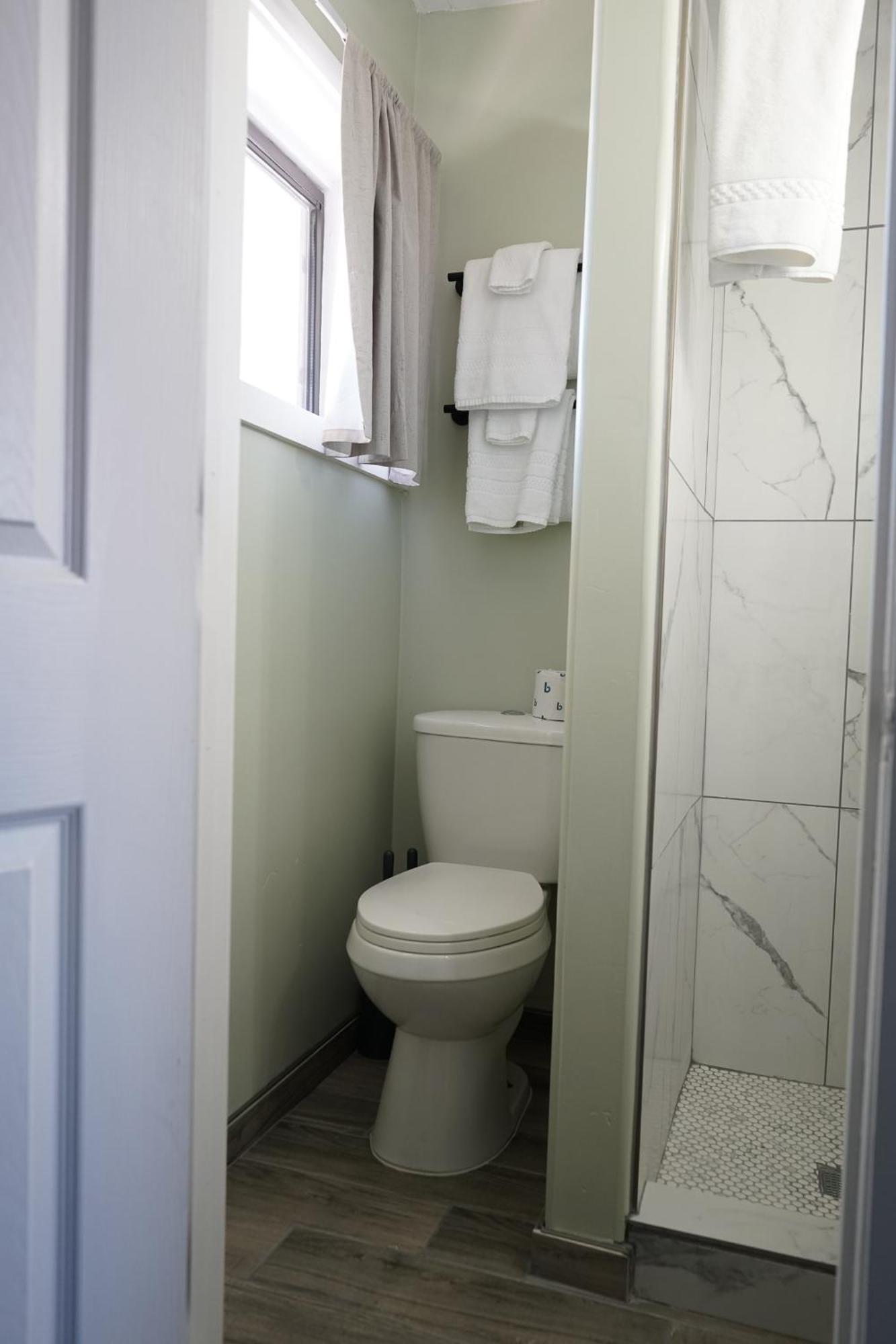 Sagebrush Inn Tombstone Rom bilde A toilet in a home