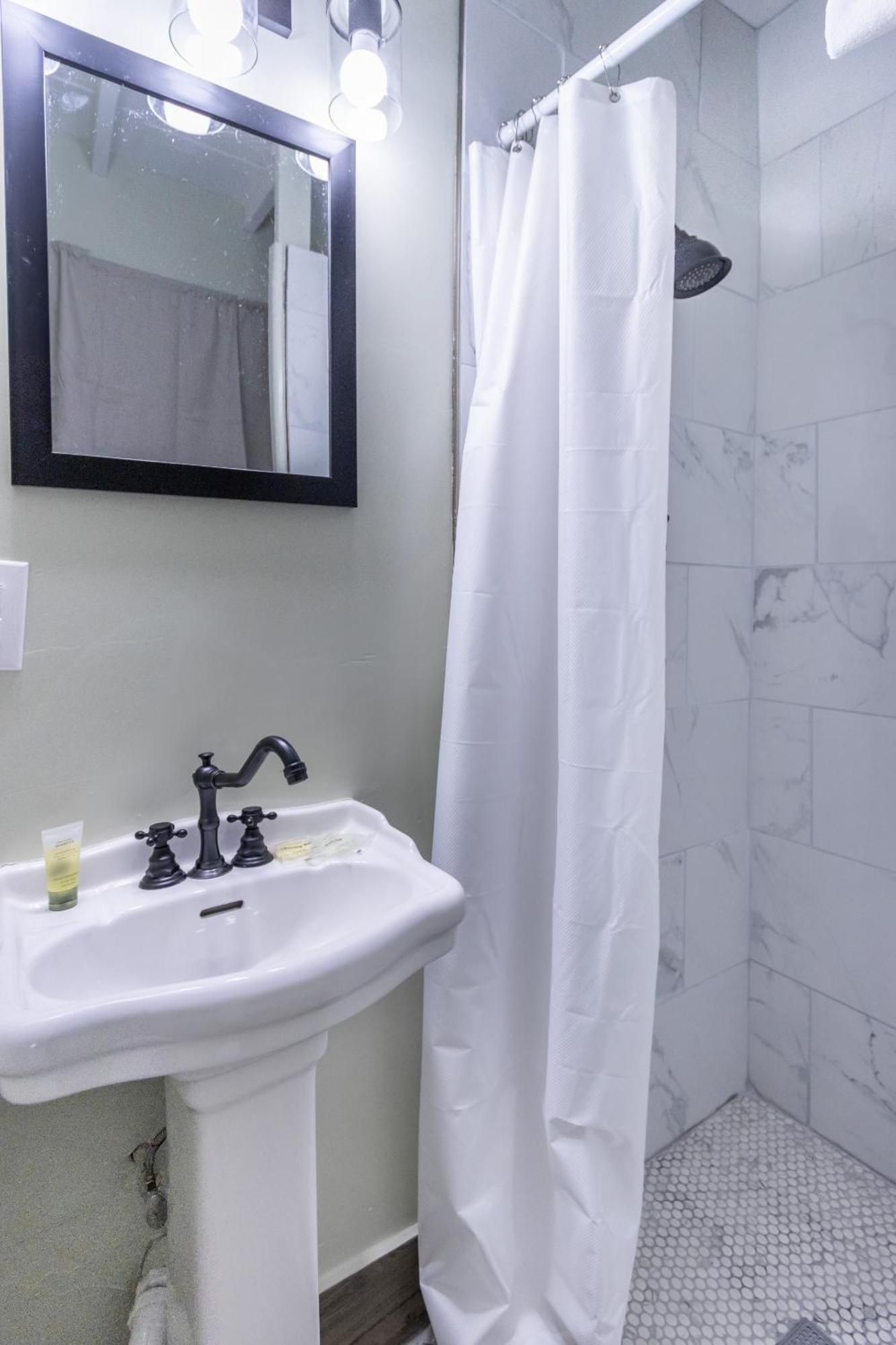 Sagebrush Inn Tombstone Rom bilde A shower curtain