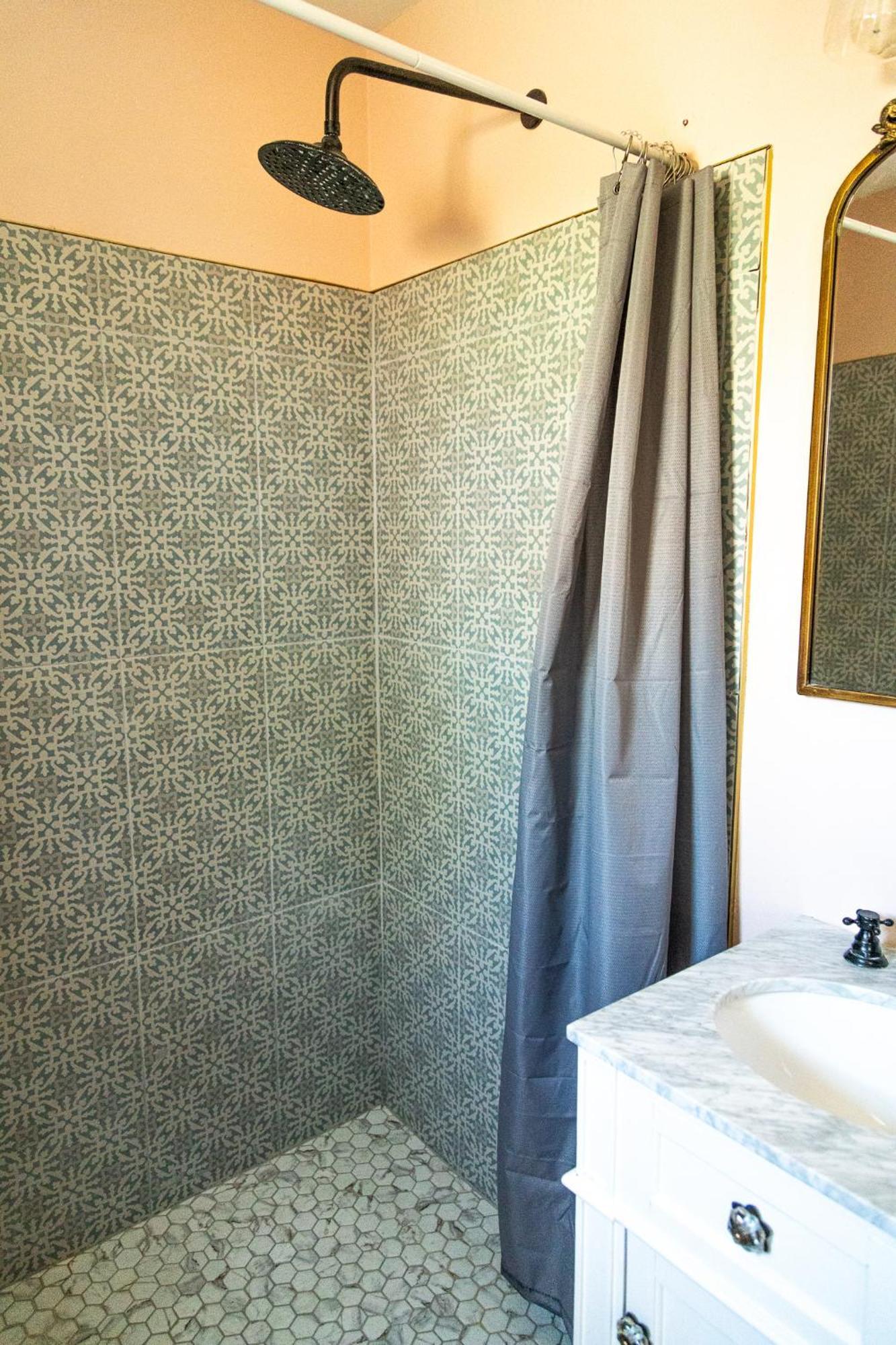 Sagebrush Inn Tombstone Rom bilde A shower curtain