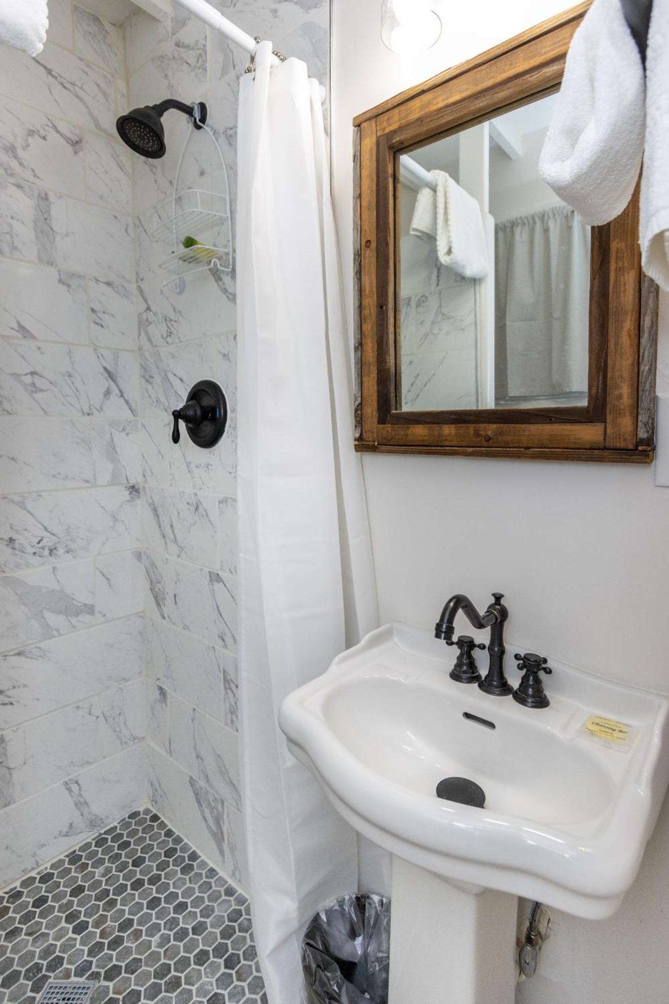 Sagebrush Inn Tombstone Rom bilde A bathroom in the house