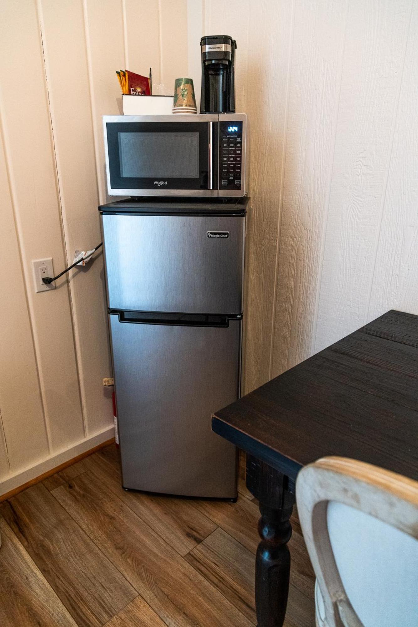 Sagebrush Inn Tombstone Rom bilde A refrigerator
