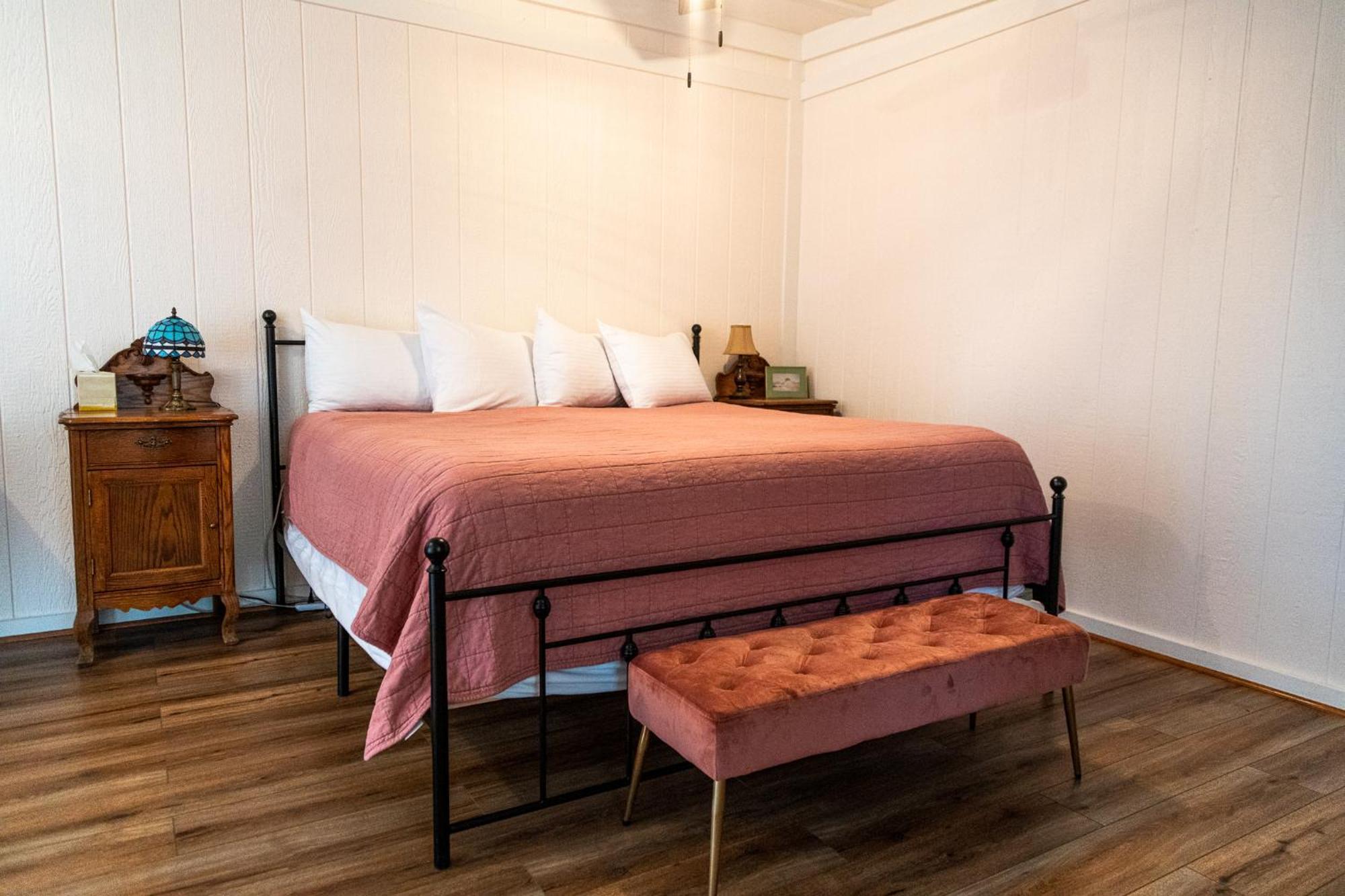 Sagebrush Inn Tombstone Rom bilde A bedroom with a bed and a bench